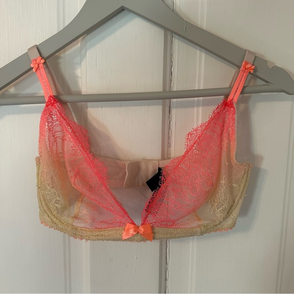 32DD Victoria’s Secret Very Sexy Unlined Plunge Bra - Picture 2 of 4